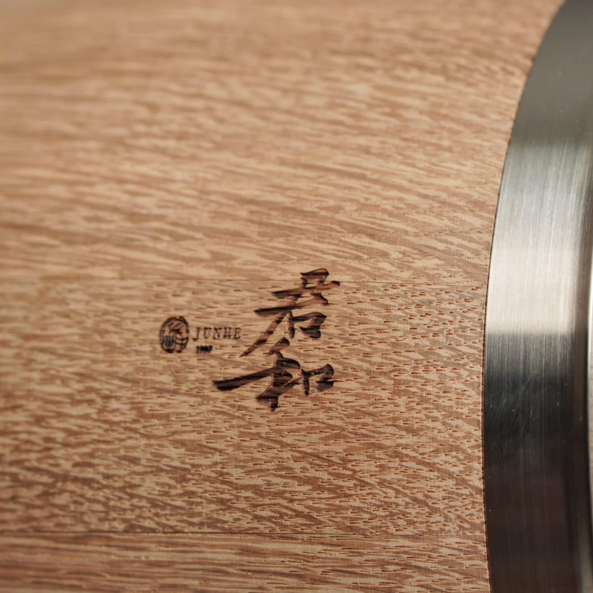 Laser-engraved custom logo on 3L mini oak barrel cap
