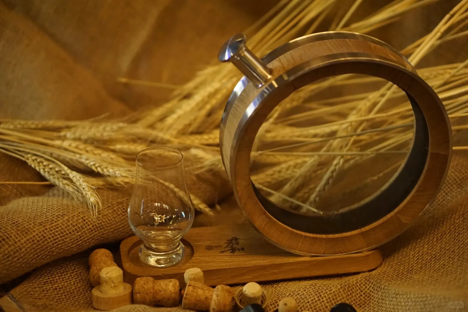 Junhe handcrafted oak barrel decanter