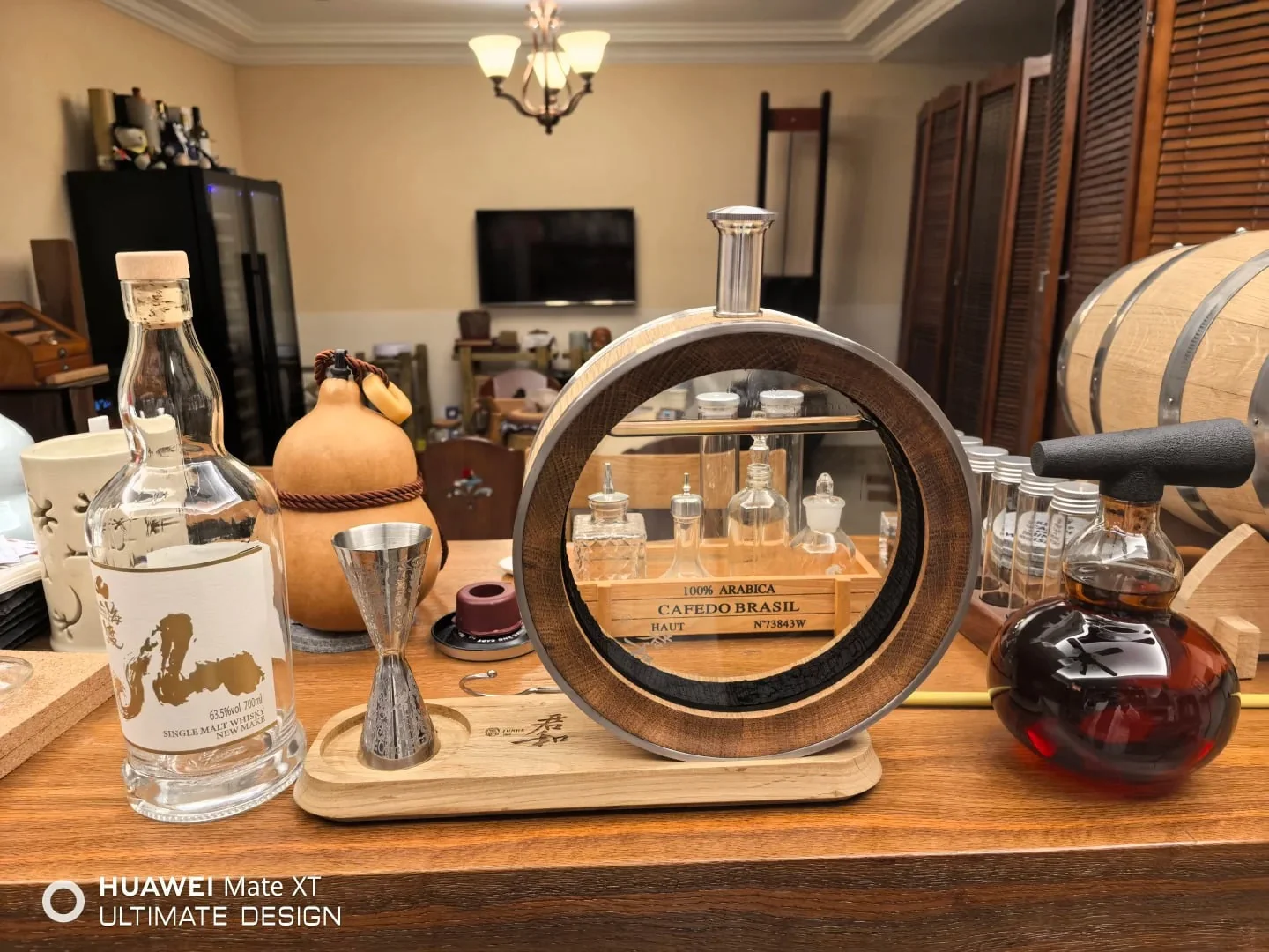 700ml visible oak decanter displayed on a home bar shelf